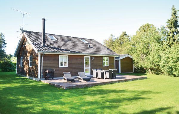 Flot sommerhus til 8 personer beliggende i et meget populært sommerhusområde i Udsholt.