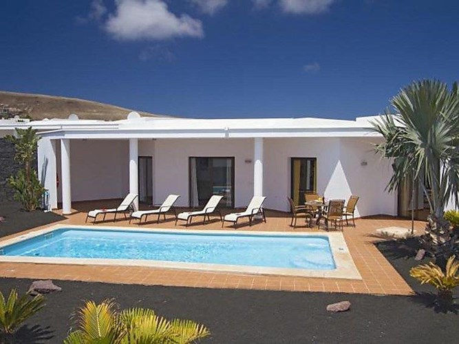 3-værelses feriehus til 4 personer med dejlig have og pool, beliggende i Playa Blanca på Lanzarote.