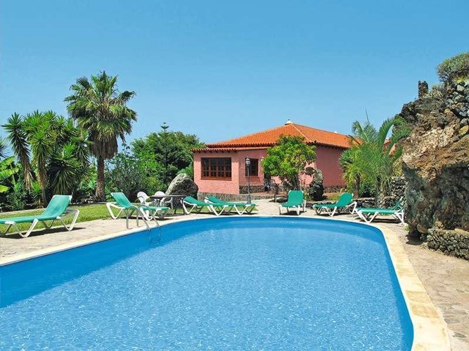 Som en del af et kompleks bestående af 5 lejligheder med fælles pool, ligger denne skønne ferielejlighed til 4 personer i Buenavista på Tenerife.