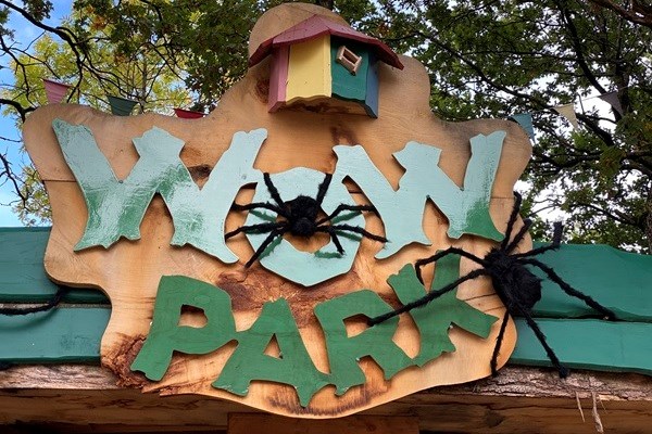 Stemningsbillede fra WOW PARK pyntet med græskar og Halloween-dekorationer