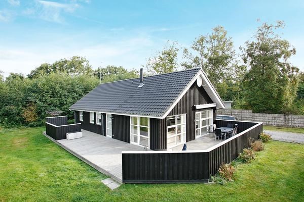 Hyggeligt sommerhus til 8 personer beliggende på Læsø med et stort udendørs spabad.
