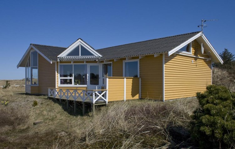 Pænt og lyst sommerhus til 6 personer beliggende i Tversted på en dejlig naturgrund med havkig.