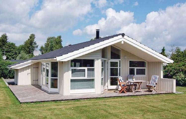 I naturskønne omgivelser ved Rødvig, finder I dette skønne feriehus til 5 personer. En perfekt ramme til en dejlig ferie.