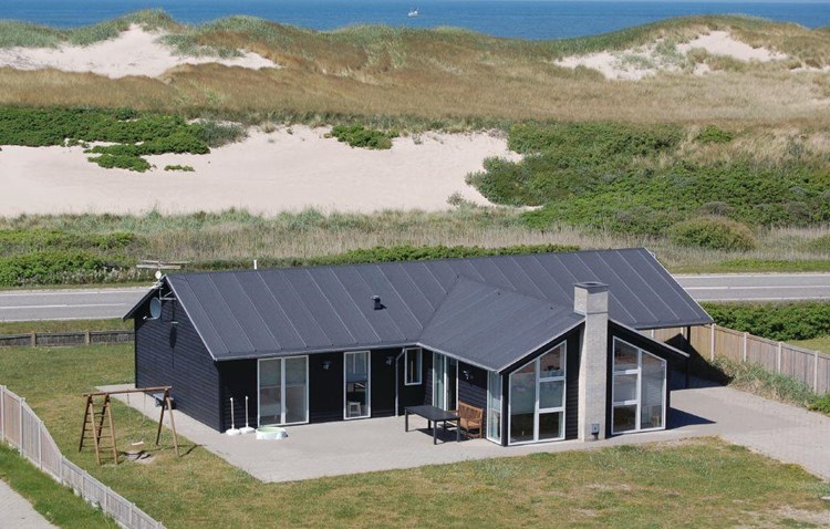 Dette skønne feriehus med spabad til 8 personer, ligger i den lille fiskerby Thorsminde, på en dejlig naturgrund, meget tæt på Vesterhavet.