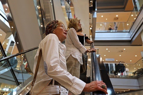 To kvinder på en rulletrappe i et shoppingcenter i Berlin 