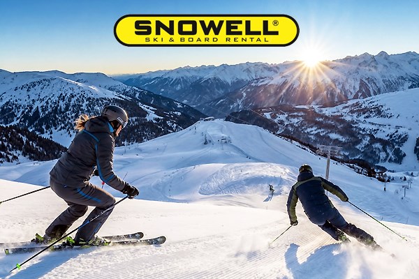 To skiløbere i bjergene