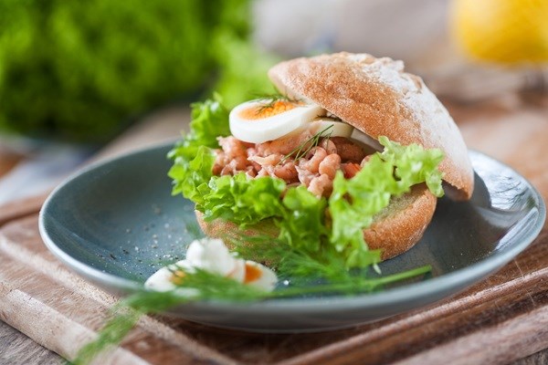 Typisk tysk fiskesandwich med rejer