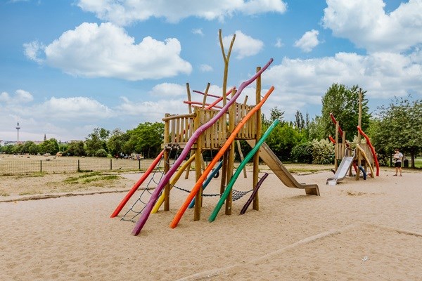 Legeplads i Mauerpark med Fjernsynstårnet i baggrunden 