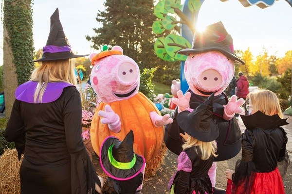 Gurli Gris og Gustav Gris i Halloween-kostumer i Heide Park