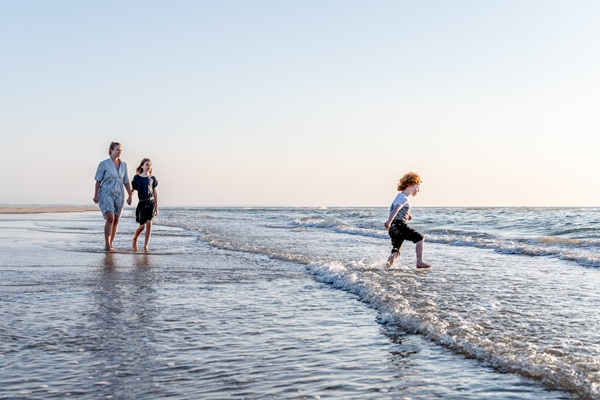 En familie på stranden i Nordjylland