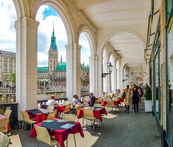 Cafe ved kanalen i Hamborg centrum