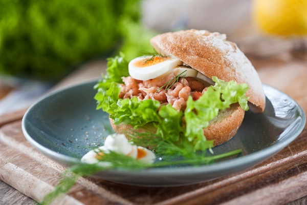 Typisk tysk fiskesandwich med rejer