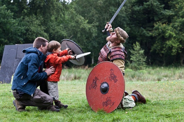 Et barn kæmper mod en viking 