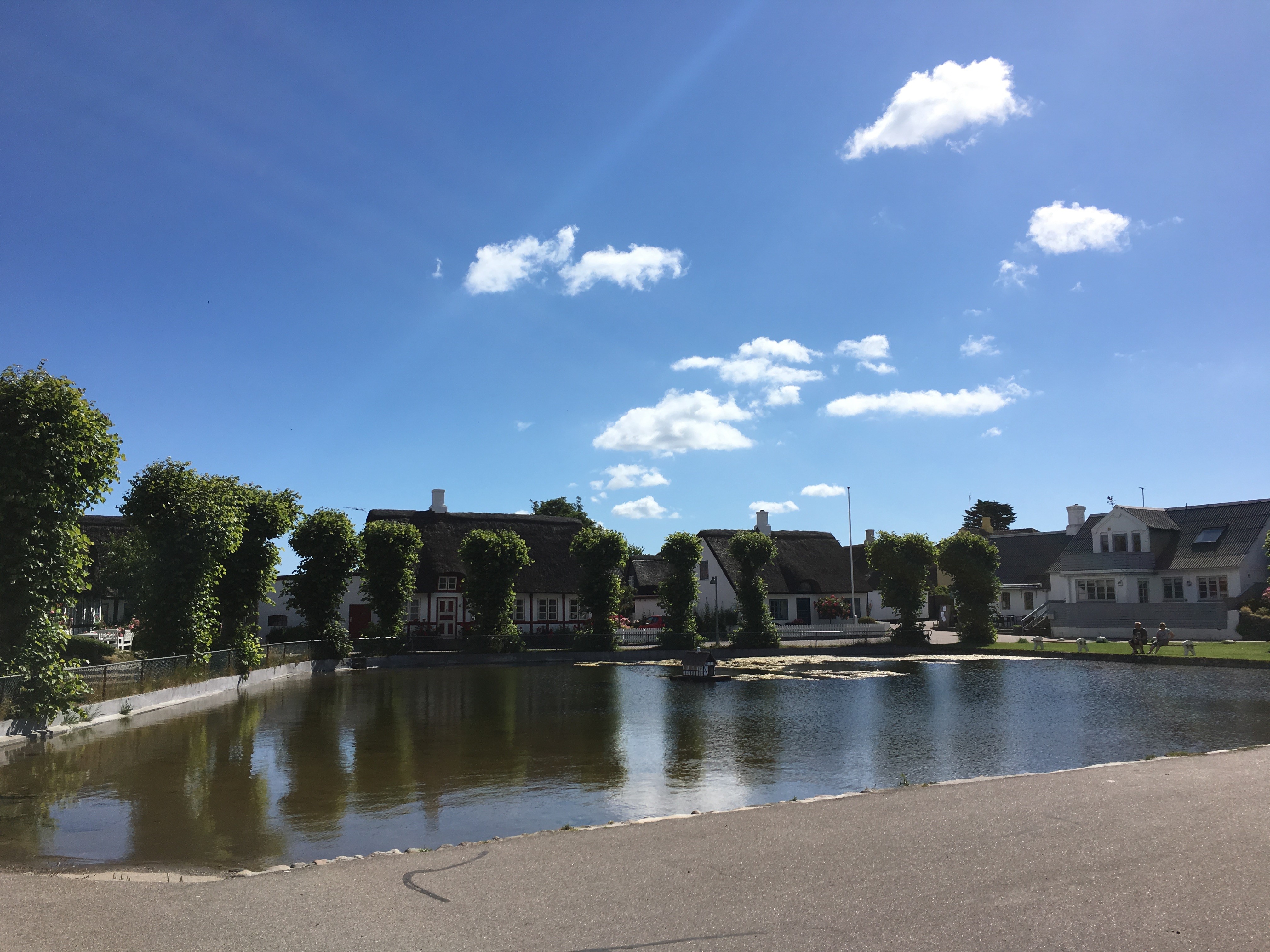 Søen og stråtækte huse i Nordby på Samsø