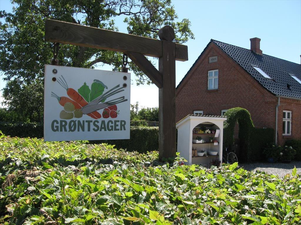 Grøntsagsskilt ved en vejbod på Samsø