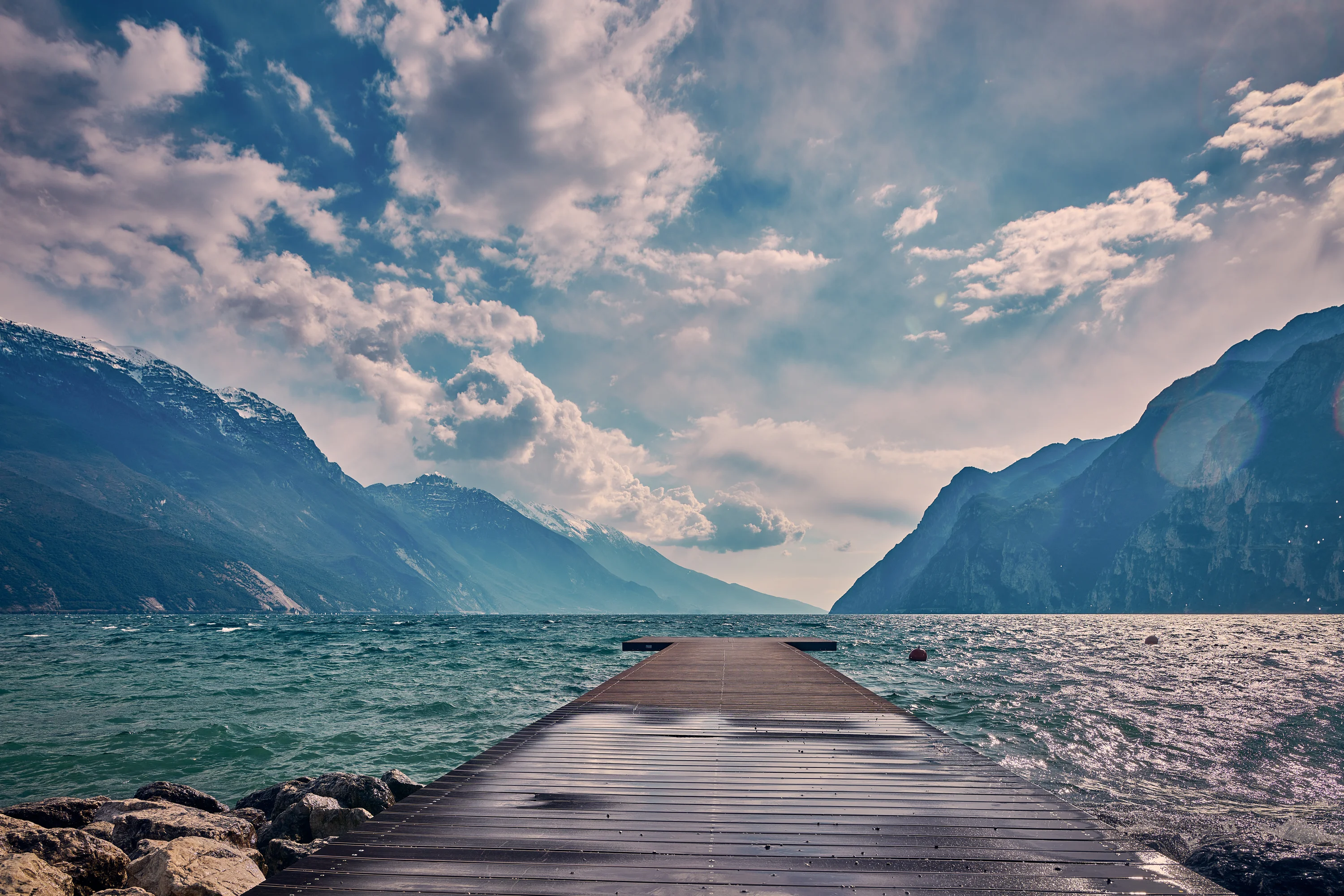 Udsigt over den smukke Gardasø, omgivet af bjerge, ved Riva del Garda om foråret i regionen Trentino-Alto Adige, Italien