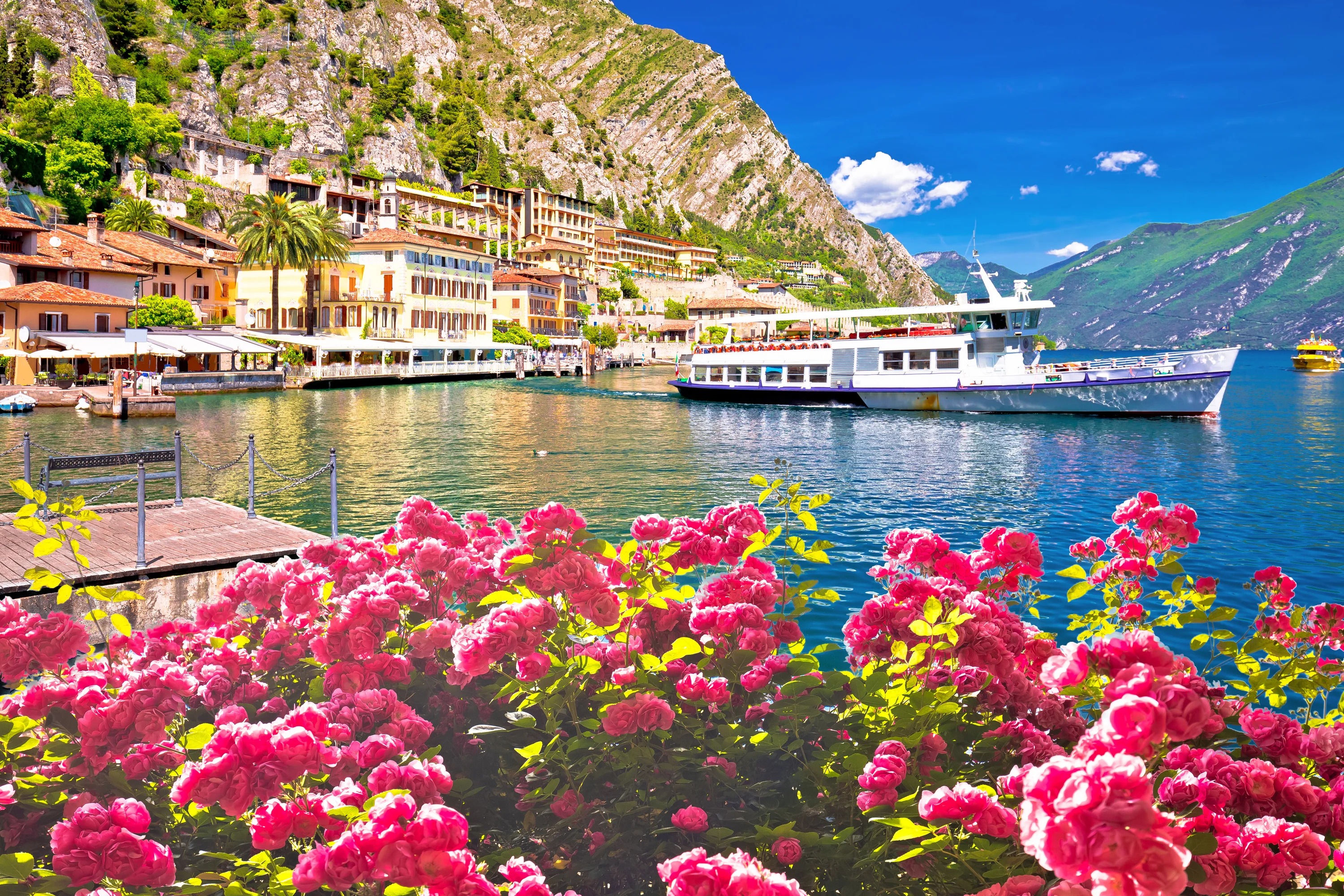 Turistbåd i den maleriske havn i Limone sul Garda ved Gardasøen i Lombardiet, Italien