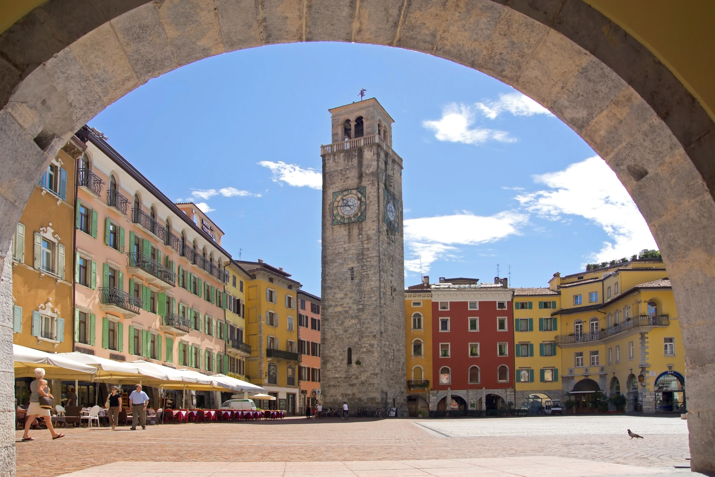 Riva del Garda med promenade, klokketårn og havn ved Gardasøen i Italien