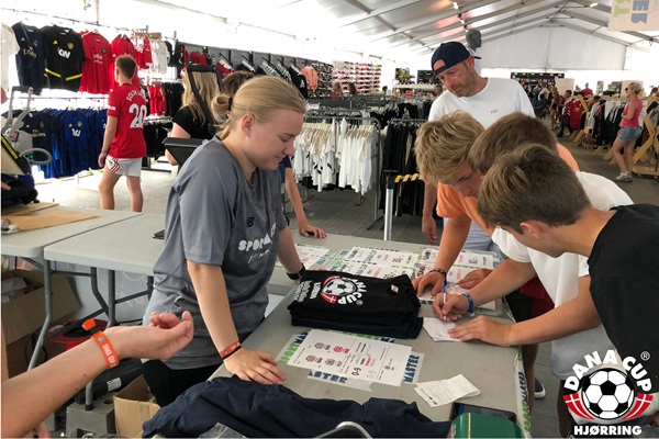Dana Cup merchandise sælges i telt