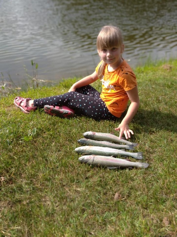 Frueskov Fiskesø pige med fisk