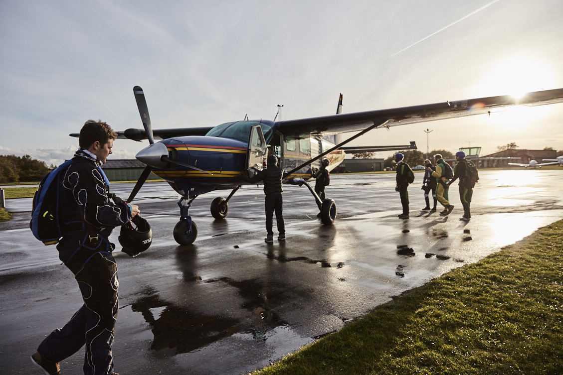 Et lille fly og faldskærmspringere fra Dropzone Denmark
