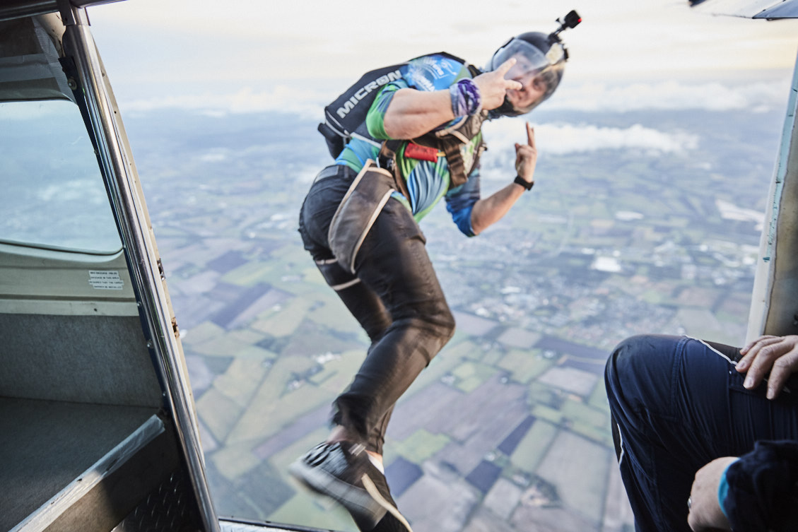 En faldskærmspringer fra Dropzone Denmark hopper ud af flyet