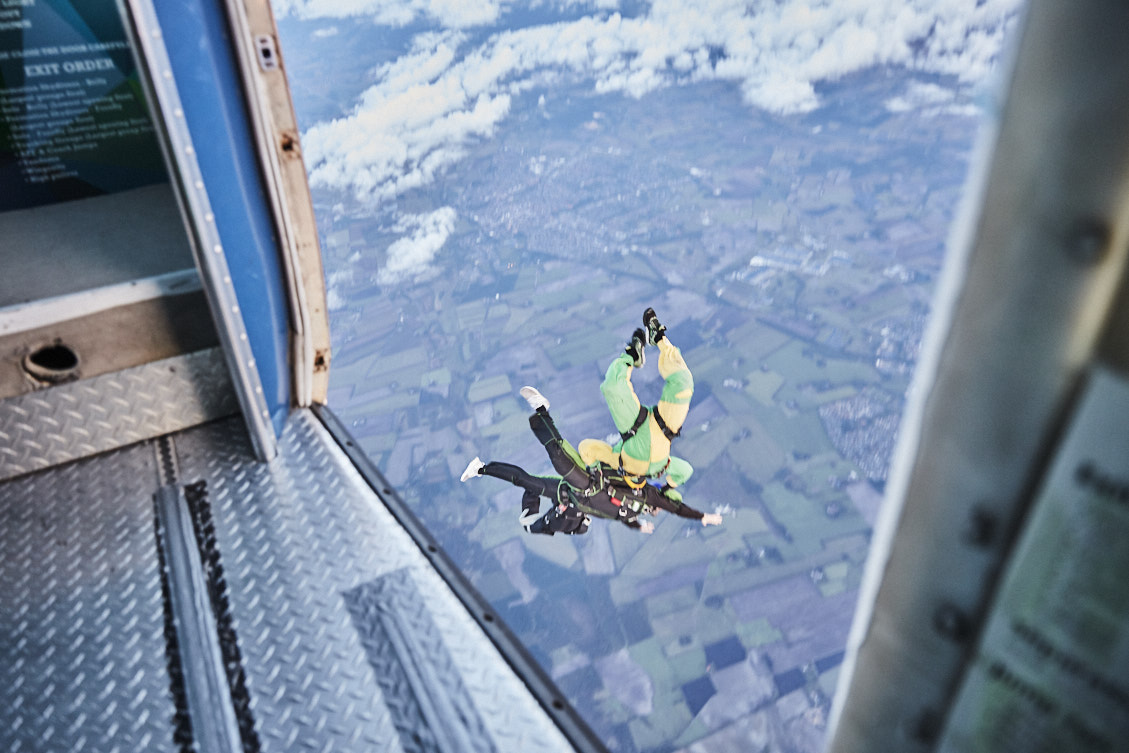 To faldskærmspringere fra Dropzone Denmark er lige hoppet ud af flyet