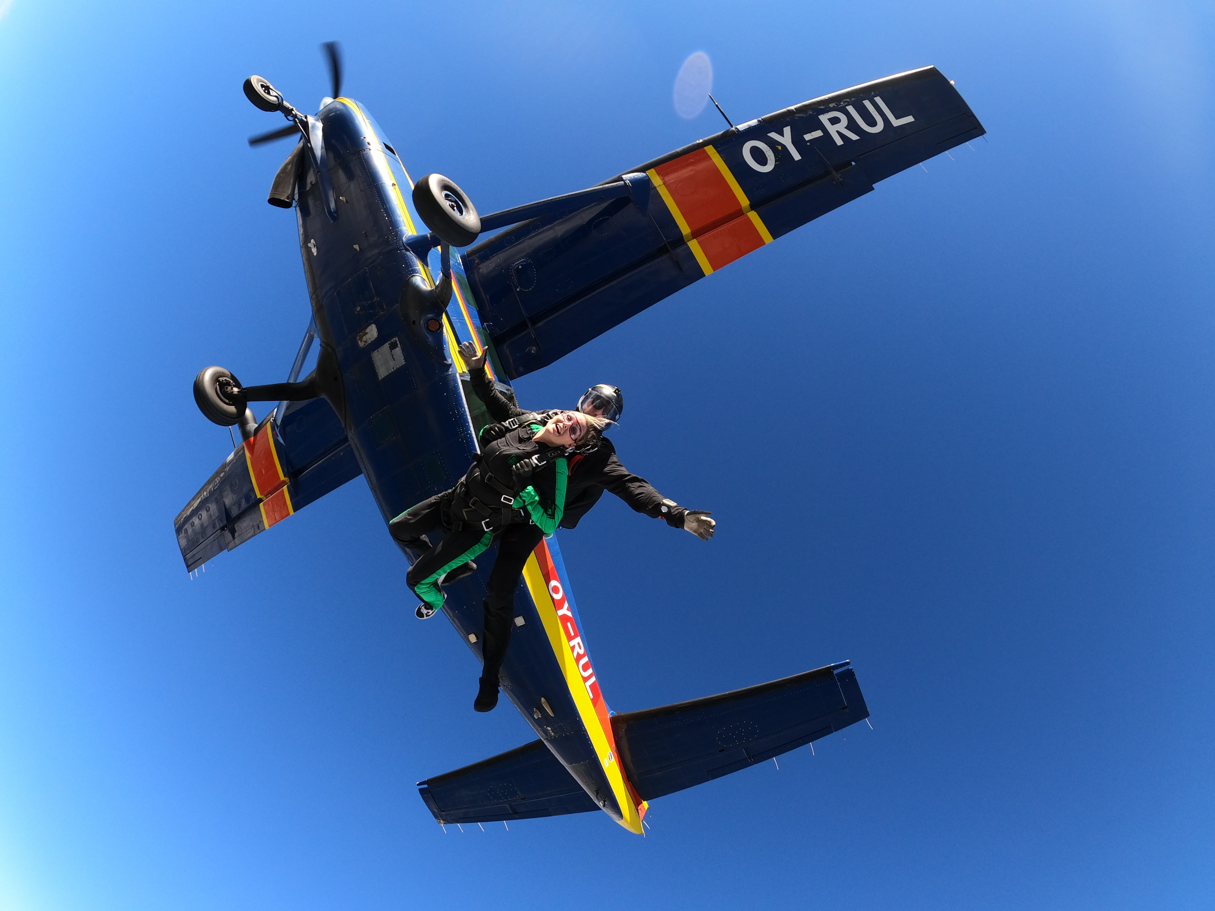 To tandemspringere fra Dropzone Denmark fotograferet nedefra lige efter at de er hoppet ud af flyet
