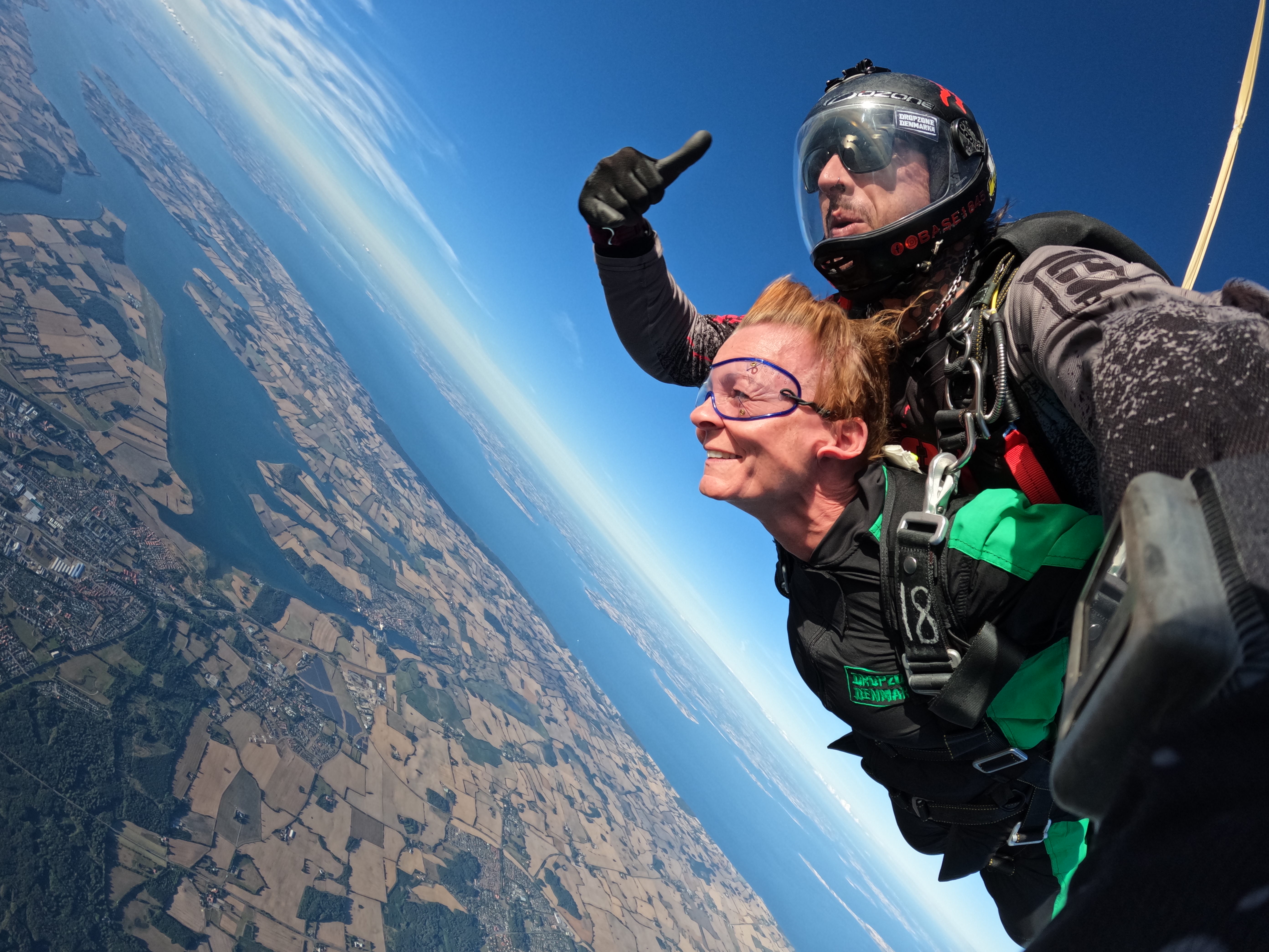 Kvinde springer tandemspring med en træner fra Dropzone Denmark