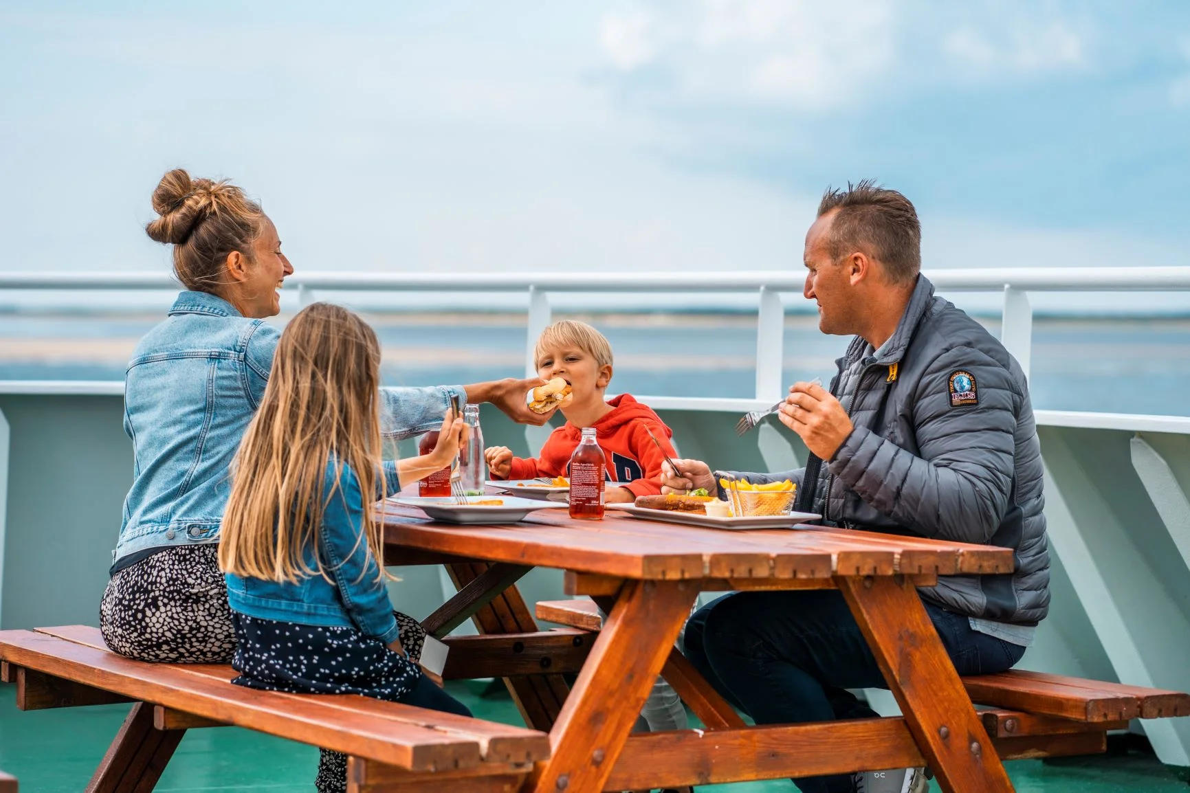 En familie spiser frokost på FRS Syltfähre