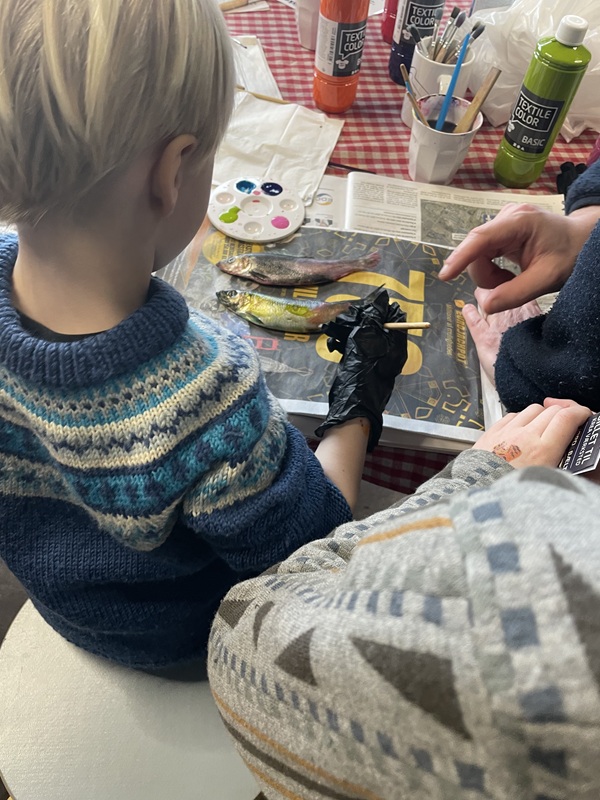 En dreng skaber sit eget fisketryk med Gyotaku