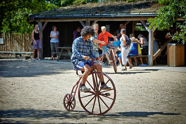 En dreng cykler på væltepeter på Hjerl Hede