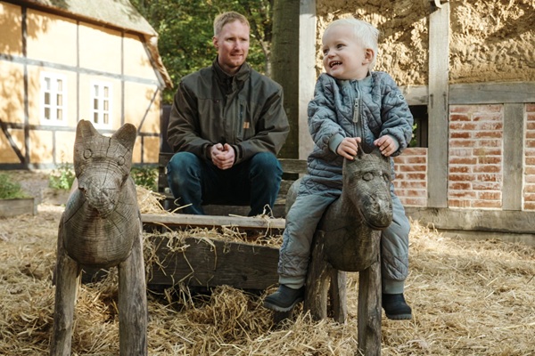 En familie på legepladsen på Hjerl Hede