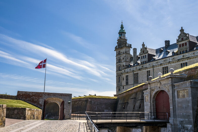 Kronborg Slot indgang med flag