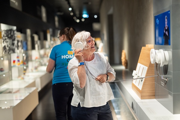 En ældre kvinde udforsker det officielle LEGO® museum i LEGO® House