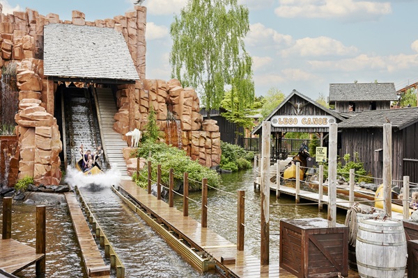 Forlystelsen LEGO® Canoe, hvor en kano slutter med fuld fart ned ad et hvirvlende vandfald