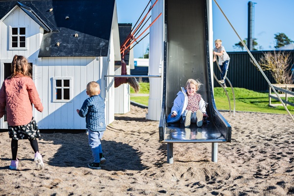 Børn leger på legepladsen ved Nordsøen Oceanarium