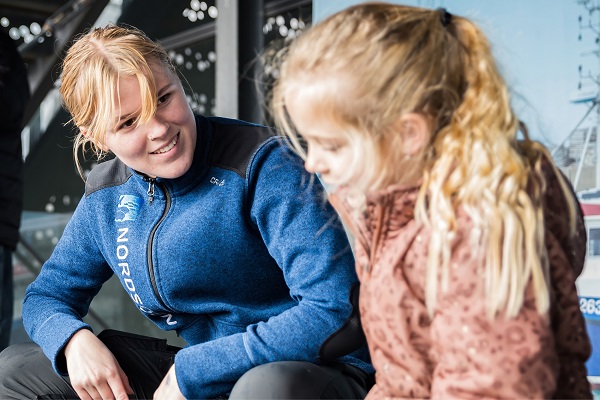 Ansat og barn i samtale