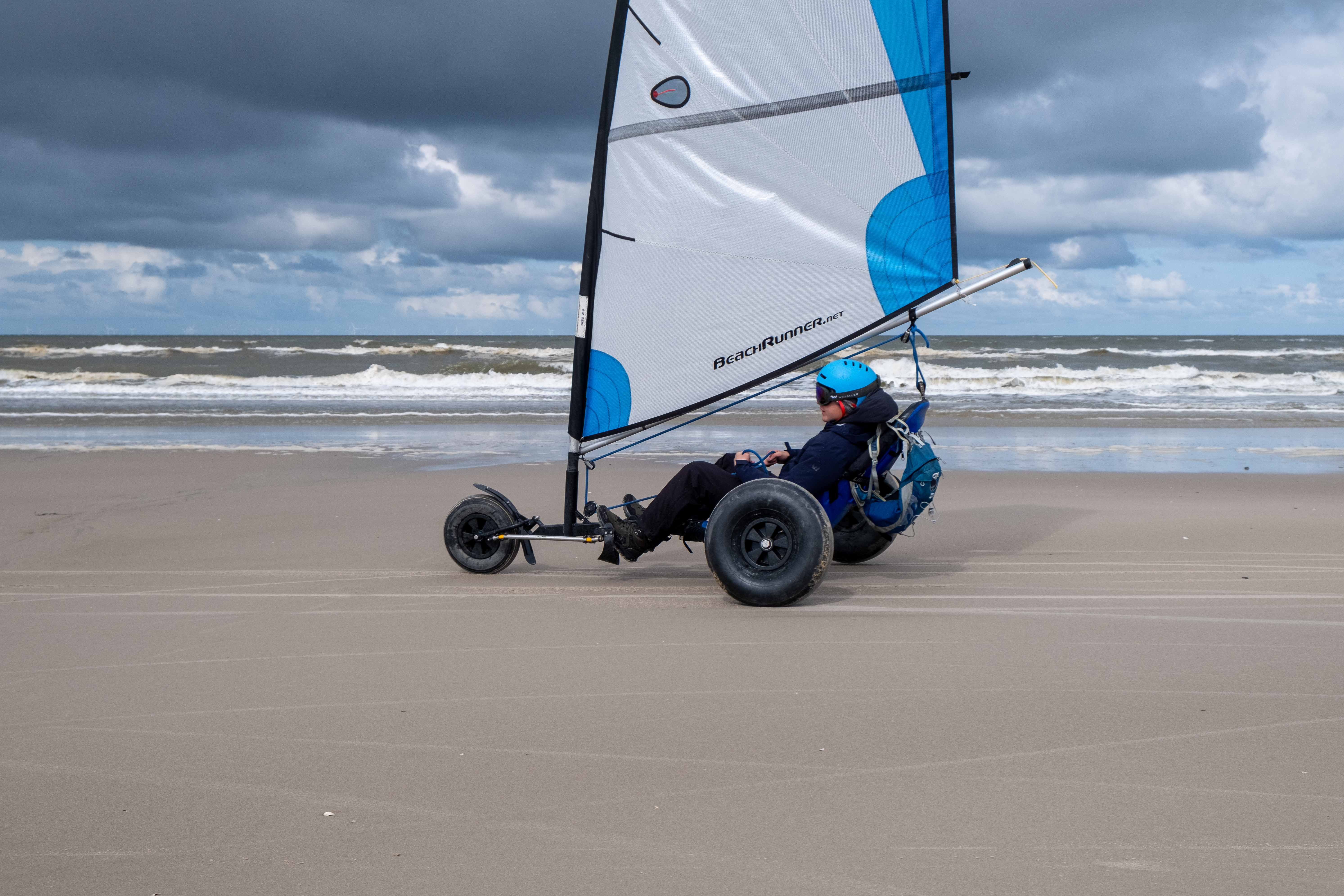 Close up enkelt strandsurfer i vandkanten 
