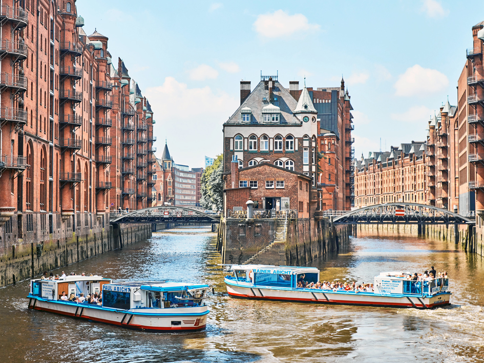 1-times havnerundfart – to både i Speicherstadt i Hamborg