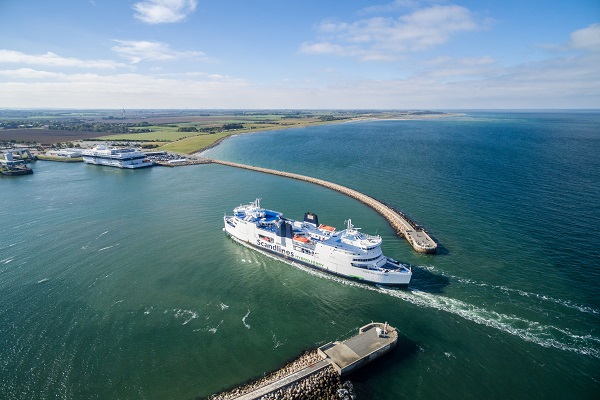 En Scandlines-færge sejler ud fra Puttgarden havn