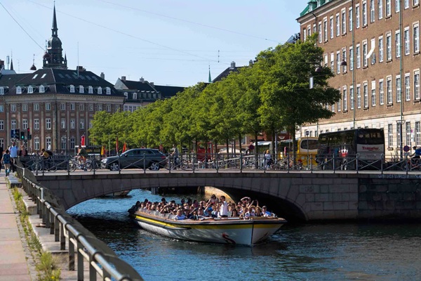 Klassisk Kanalrundfart i København om sommeren