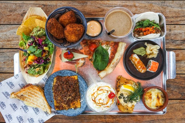 Forskelligt mad på en bakke fra Tivoli Food Hall