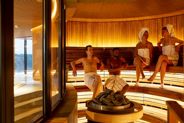 To mænd og to kvinder i en sauna på en Viking Line færge