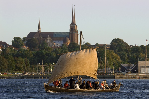 Vikingeskib på vandet